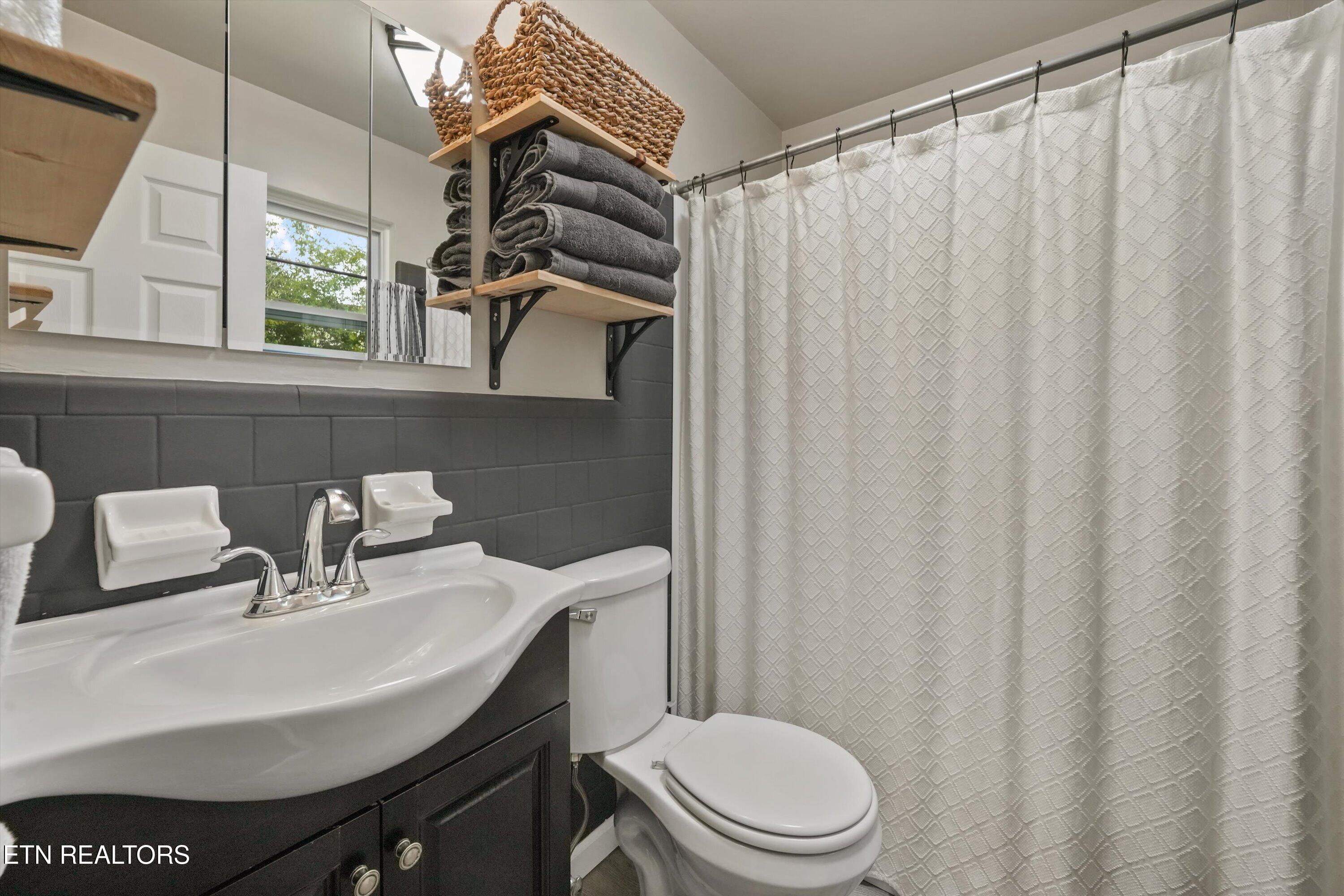 6315 Babelay Road Knoxville, TN 37924 - Photo 18 of 33 Master Bathroom