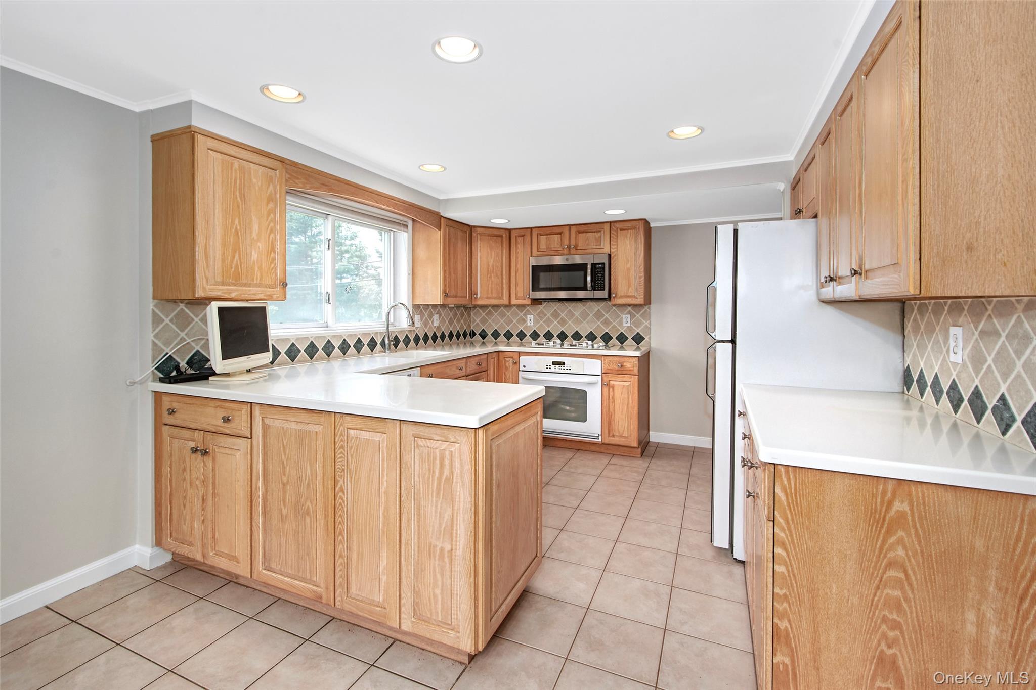 3 Bonwit Road Rye Brook, NY 10573 - Photo 12 of 31 Bright and open with dining area