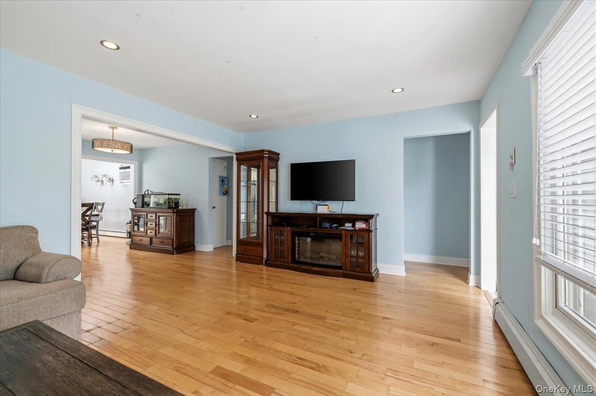 512 Farm Ranch Road East Bethpage, NY 11714 - Photo 6 of 23
