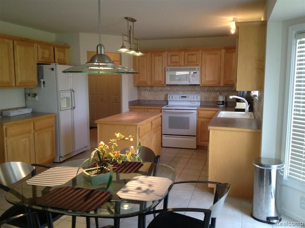943 Dakota Court Rochester, MI 48307 - Photo 2 of 24 KITCHEN.JPG