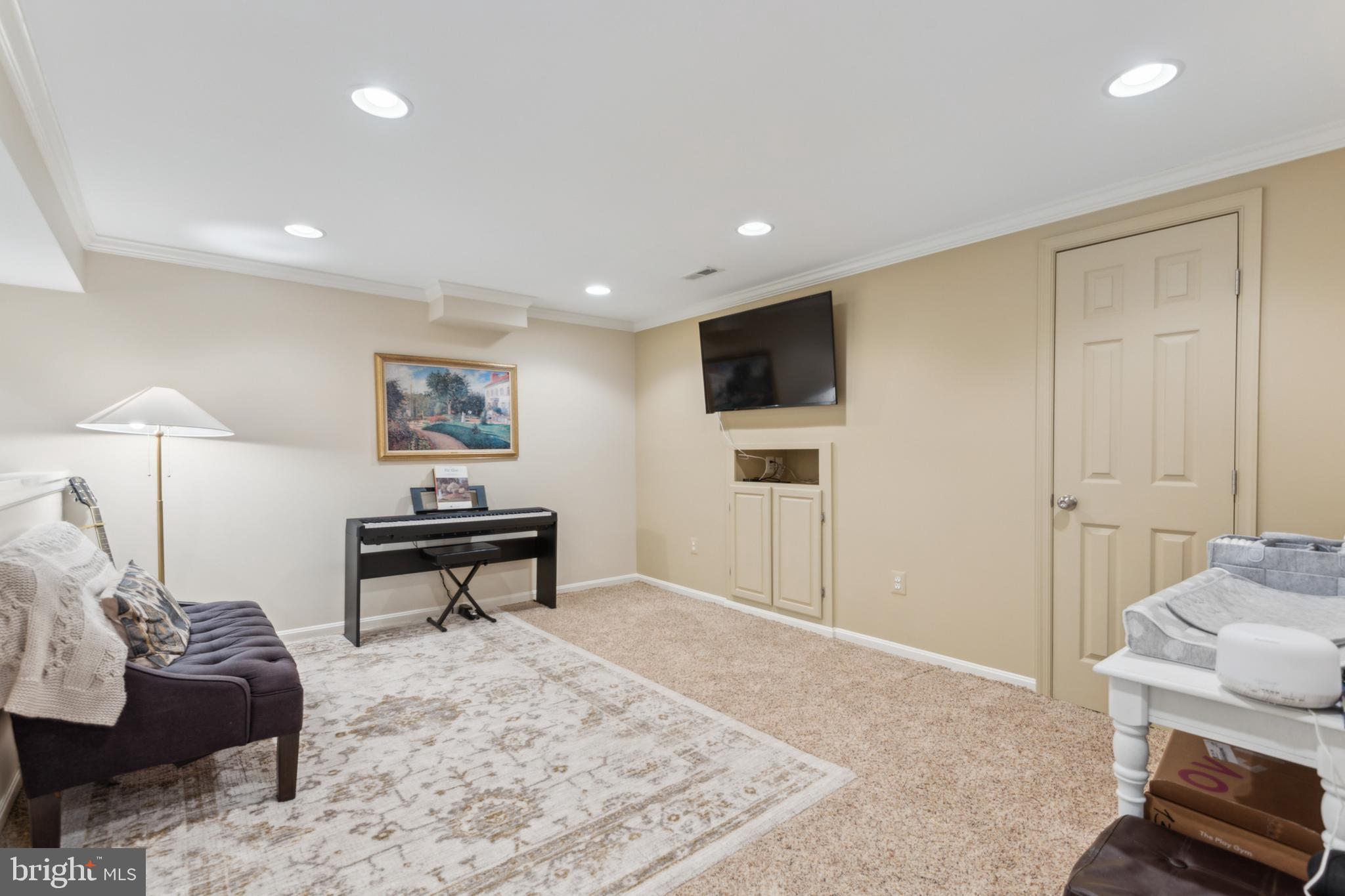 306 Saddle Ridge Road Annapolis, MD 21403 - Photo 30 of 44 a living room with furniture and a rug
