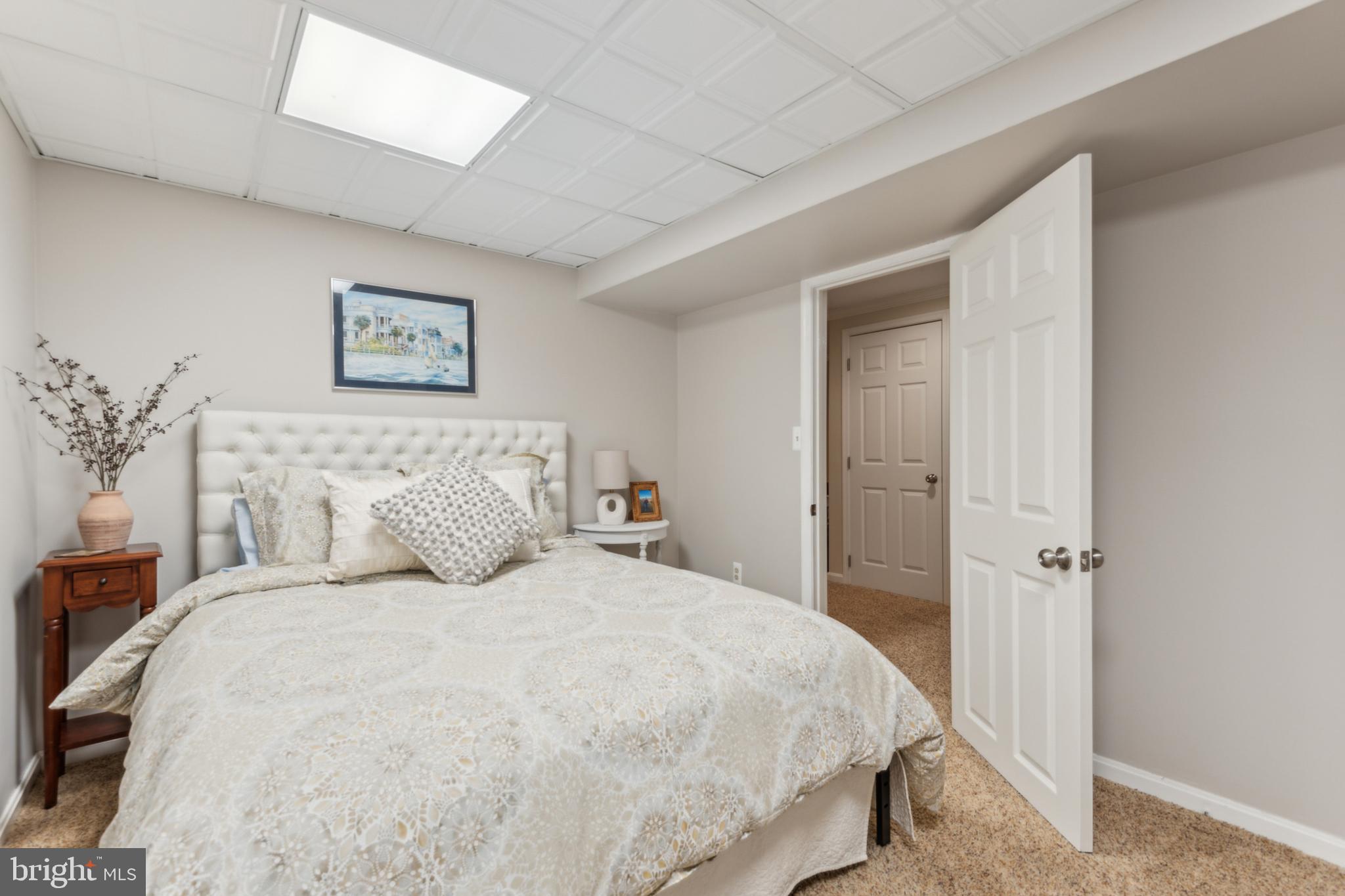 306 Saddle Ridge Road Annapolis, MD 21403 - Photo 33 of 44 a bedroom with a bed and a painting on the wall