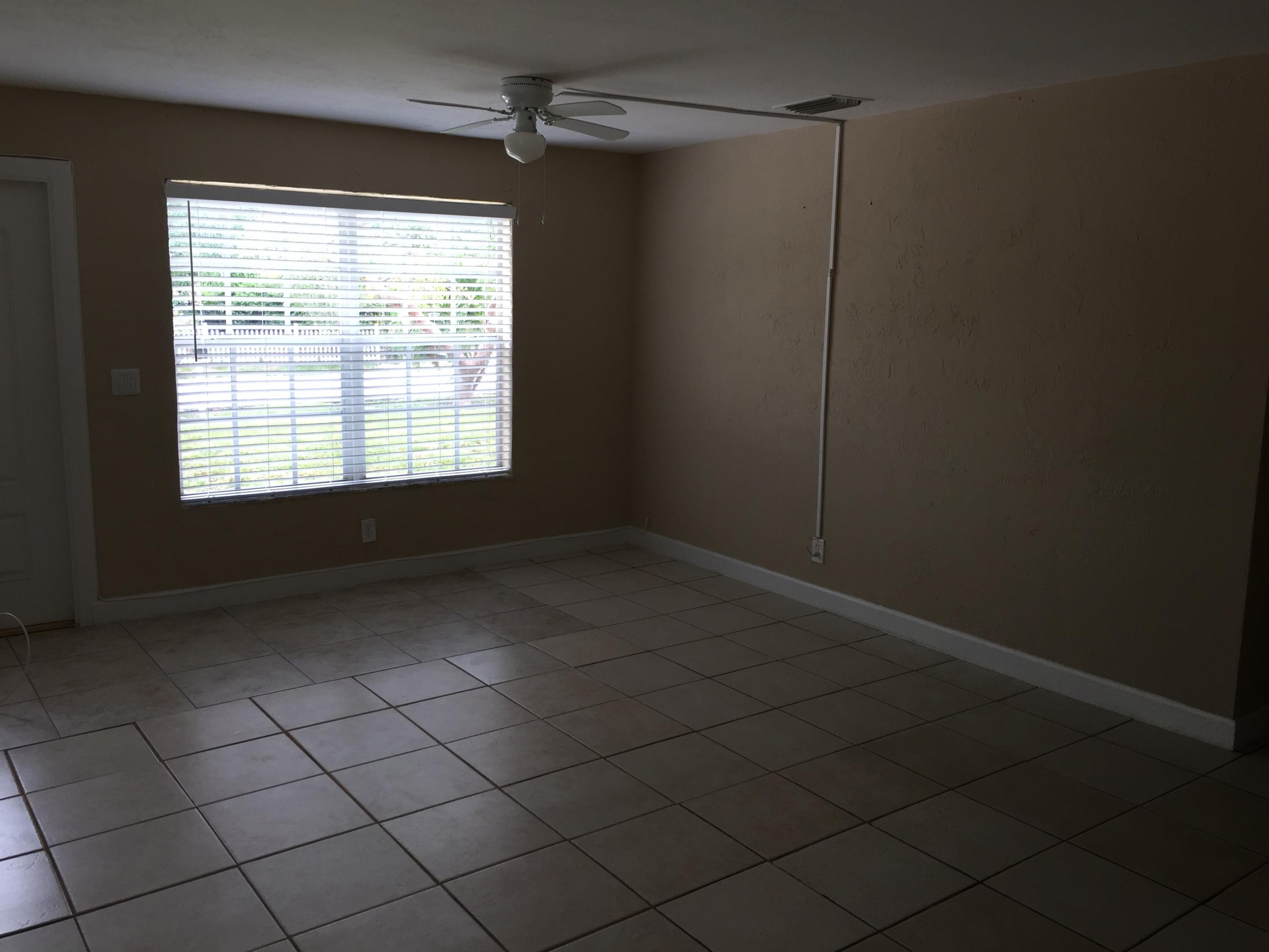 808 Southwest 10th Avenue Delray Beach, FL 33444 - Photo 3 of 10 Living Room