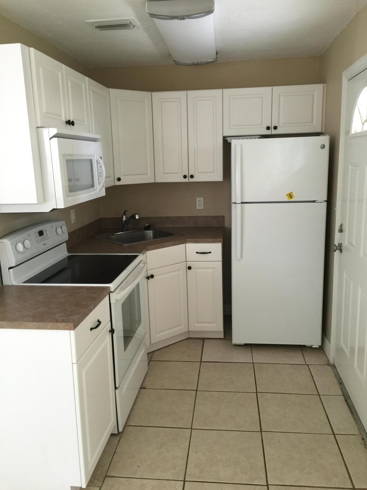 808 Southwest 10th Avenue Delray Beach, FL 33444 - Photo 4 of 10 Kitchen