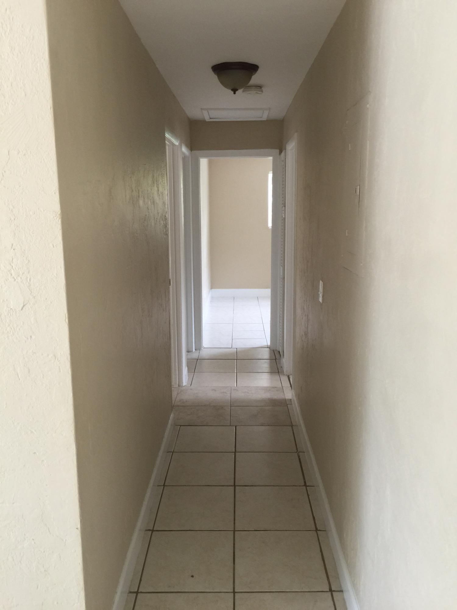 808 Southwest 10th Avenue Delray Beach, FL 33444 - Photo 5 of 10 Hallway