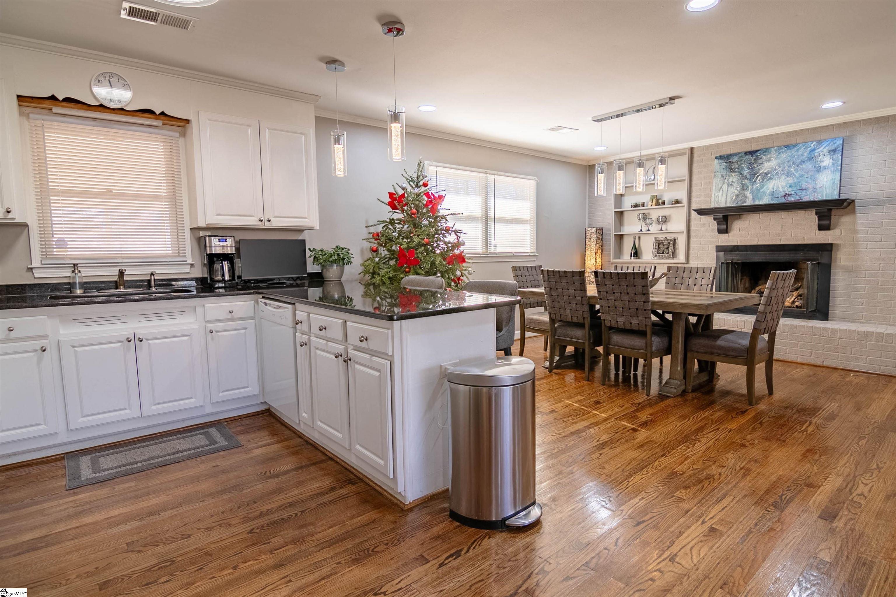 414 Mapleton Drive Greenville, SC 29607 - Photo 4 of 32