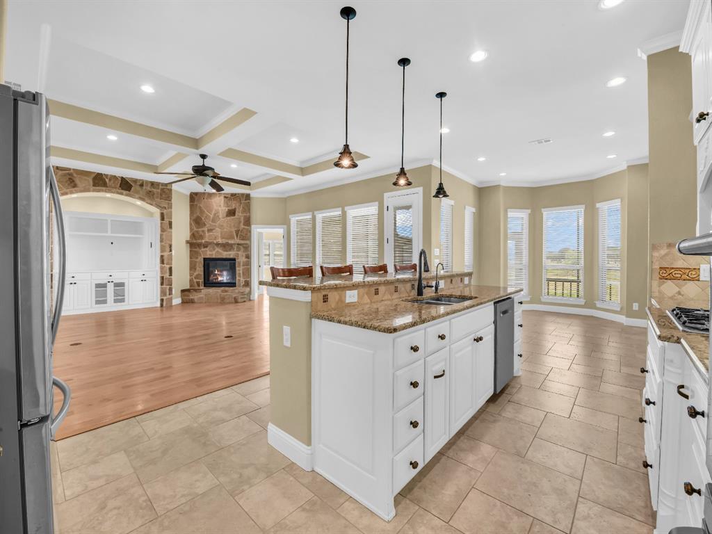 169 Pack Saddle Trail Weatherford, TX 76088 - Photo 16 of 40 a large bathroom with a large tub and sink