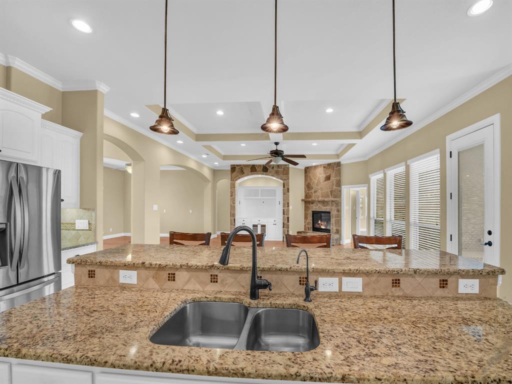 169 Pack Saddle Trail Weatherford, TX 76088 - Photo 18 of 40 a kitchen with lots of counter top space