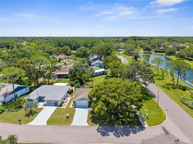 aerial view of a houses with outdoor space and lake view