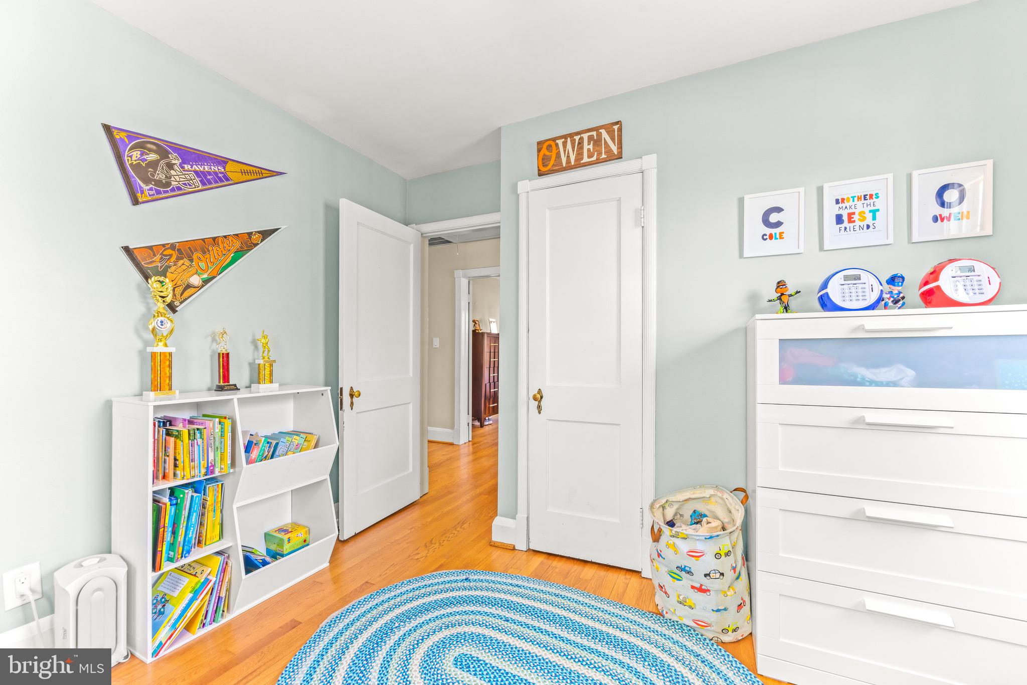 43 Murdock Road Baltimore, MD 21212 - Photo 27 of 42 a bedroom with a bed and a book shelf