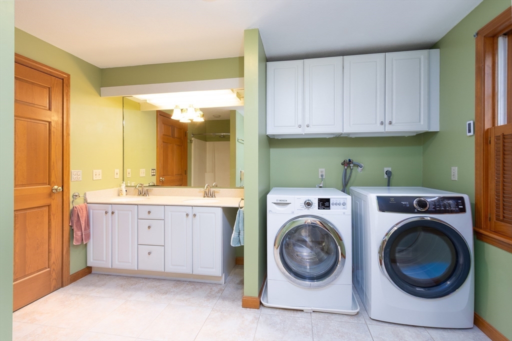 170 Bridge Street Warren, MA 01083 - Photo 27 of 34 a utility room with sink dryer and washer