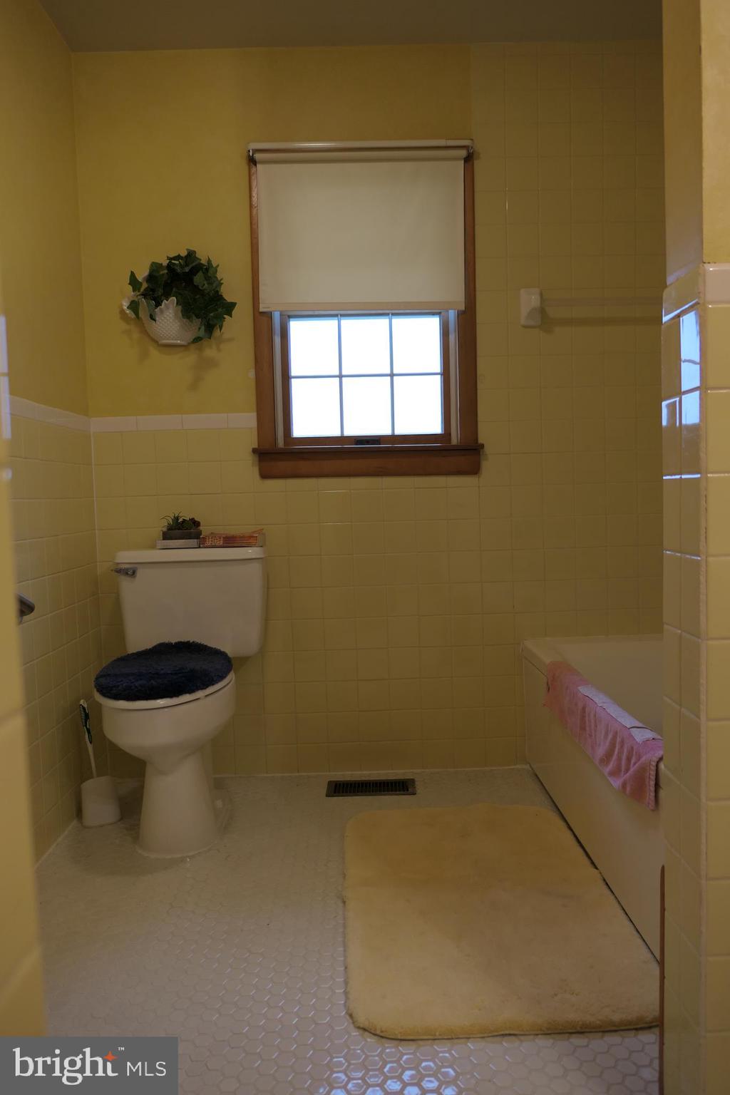 15423 Dover Road Upperco, MD 21155 - Photo 29 of 50 Main Level Bathroom w/Window and Tub