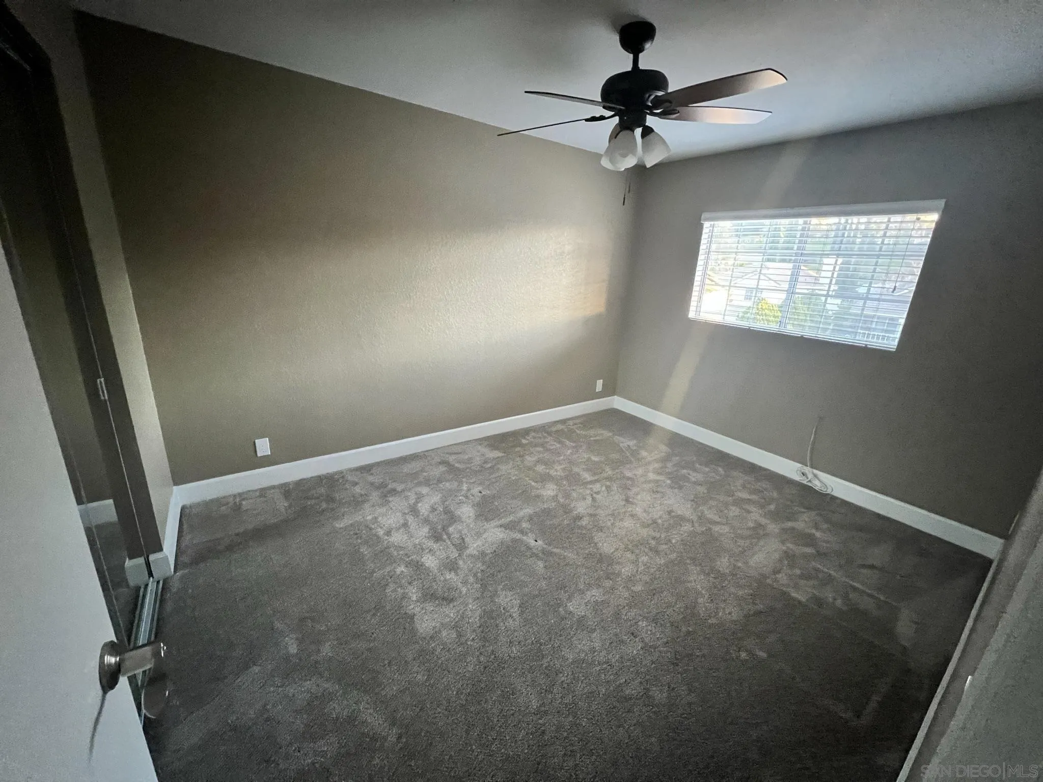 1565 Bay Meadows Drive Alpine, CA 91901 - Photo 20 of 23 en empty room with windows and a ceiling fan