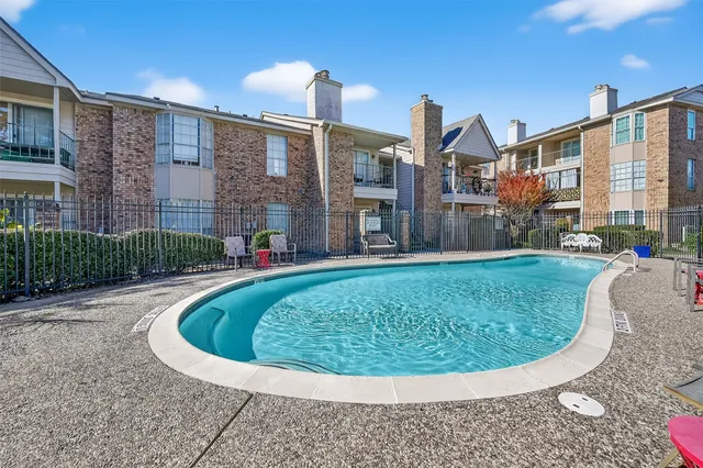 a view of a fountain in front of a building