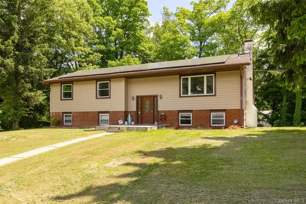 $475,000 | 2 Lawrence Road, Hyde Park, NY 12538