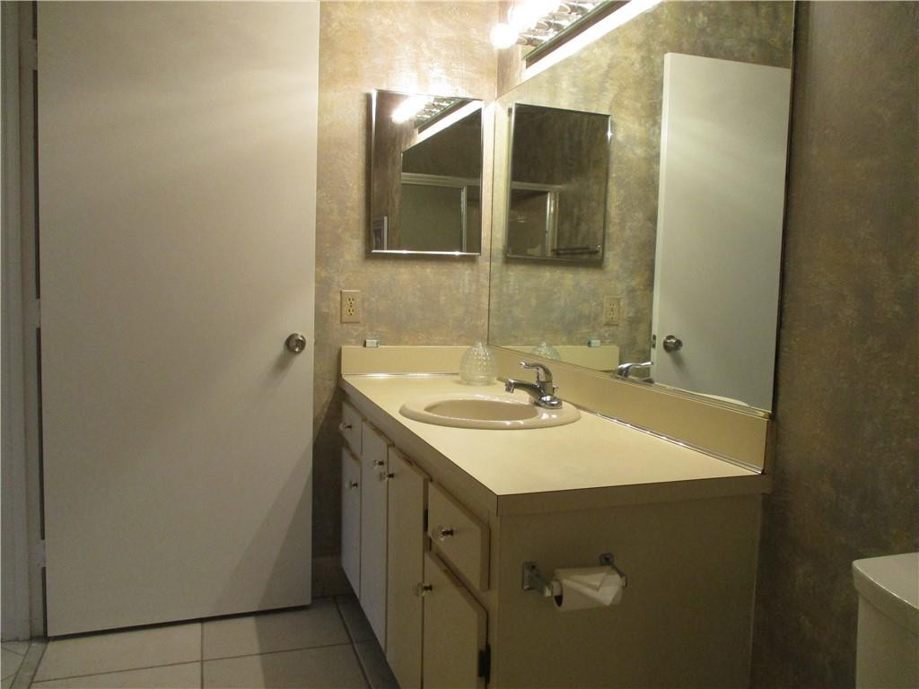 8897 Echo Lane, Unit D Boca Raton, FL 33496 - Photo 20 of 32 Guest bathroom