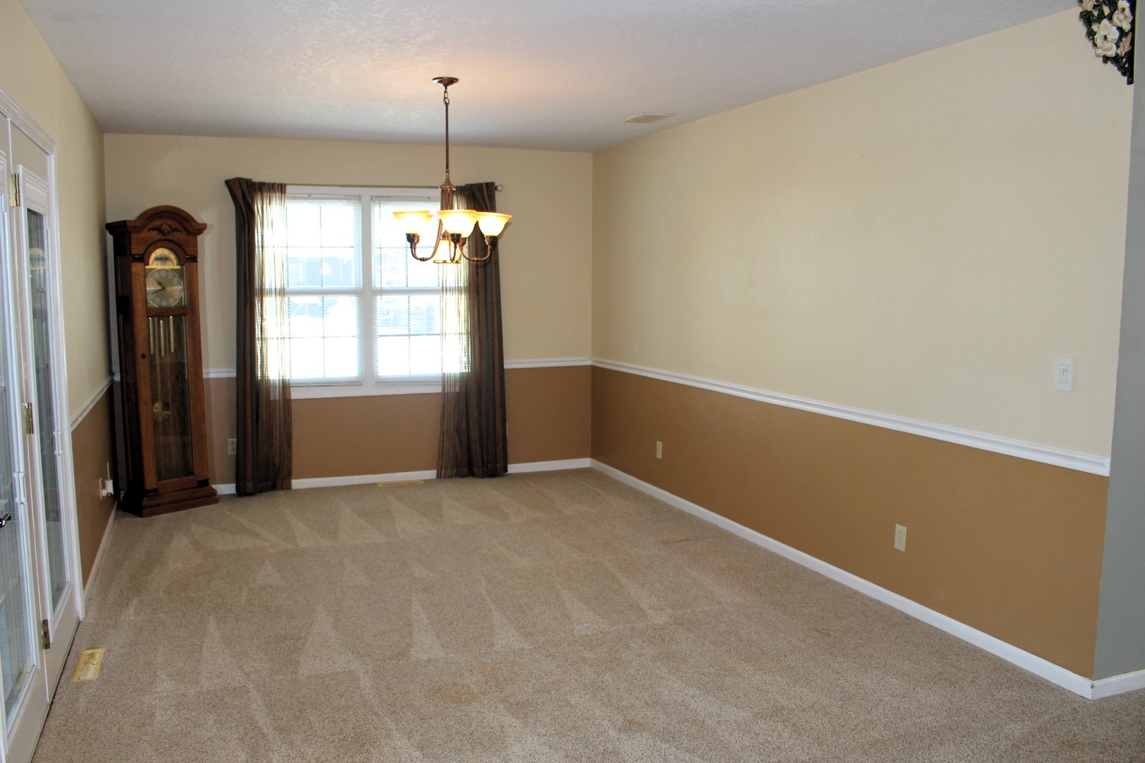 7629 White Oak Road Clinton, IL 61727 - Photo 28 of 47 an empty room with windows and closet