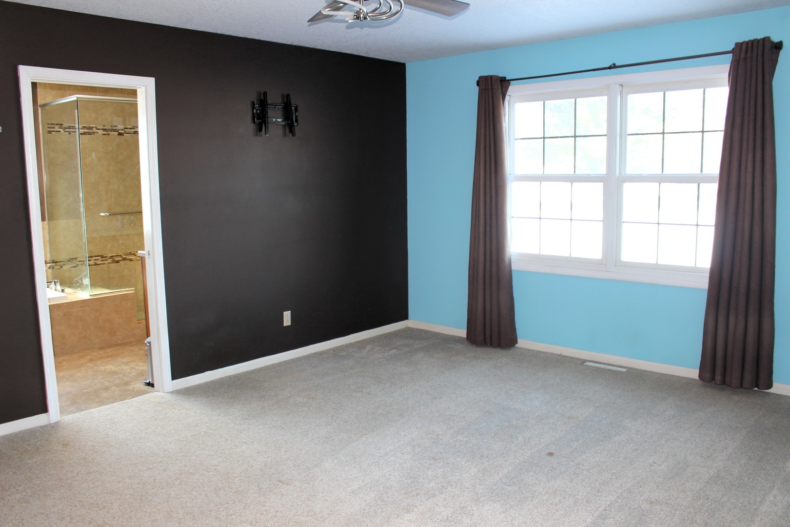 7629 White Oak Road Clinton, IL 61727 - Photo 34 of 47 an empty room with windows