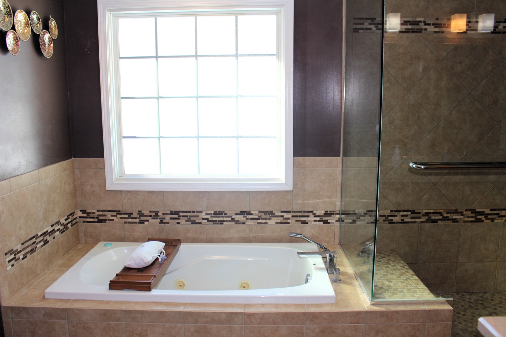 7629 White Oak Road Clinton, IL 61727 - Photo 37 of 47 a bathroom with a tub and a window