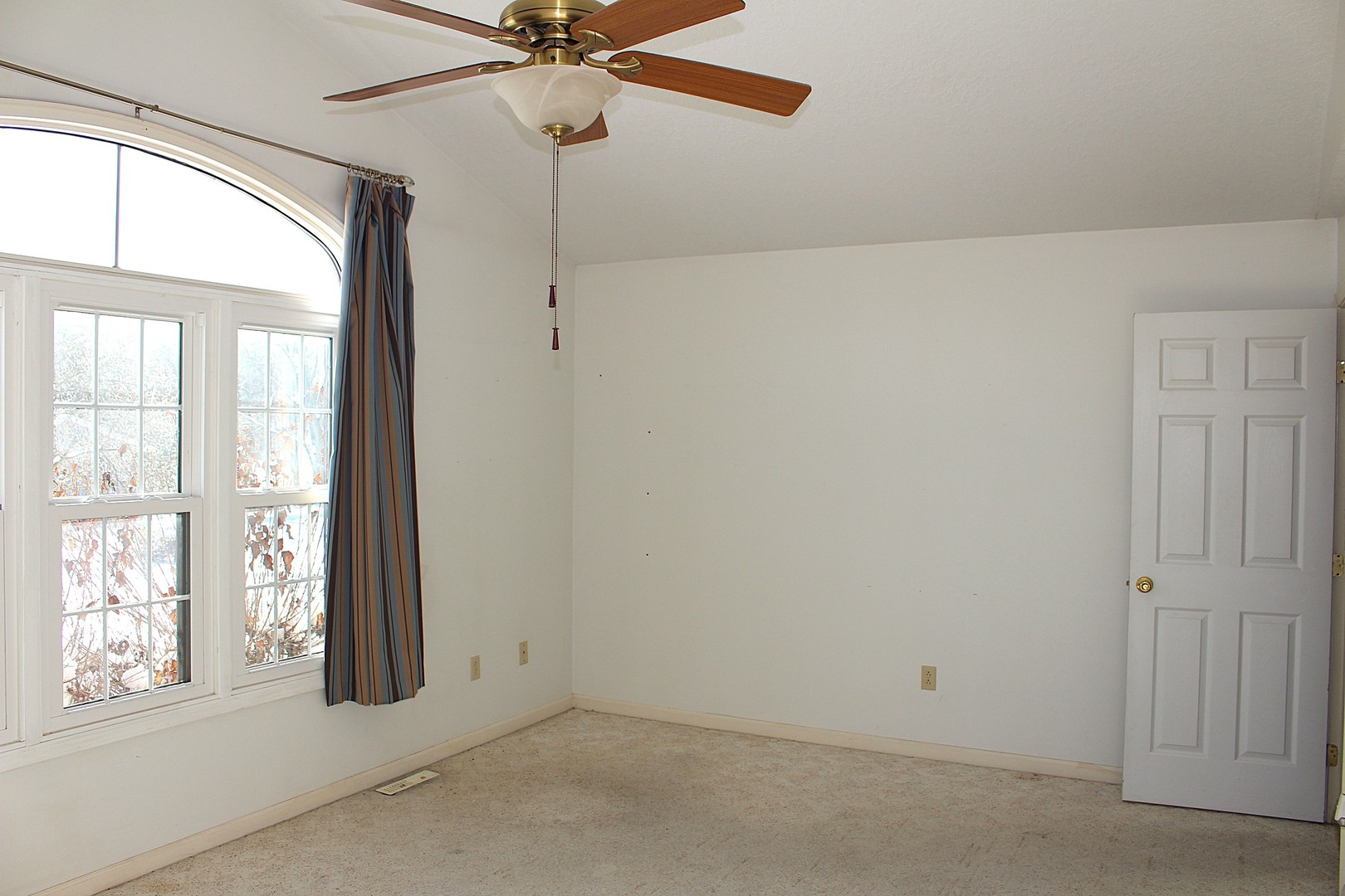 7629 White Oak Road Clinton, IL 61727 - Photo 43 of 47 an empty room with windows and fan