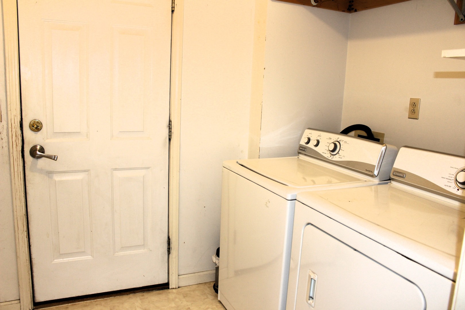 7629 White Oak Road Clinton, IL 61727 - Photo 47 of 47 a utility room with dryer and washer