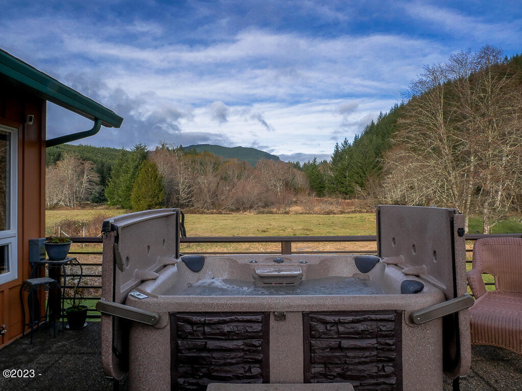 12319 Logsden Road Blodgett, OR 97326 - Photo 59 of 78 Hot Tub