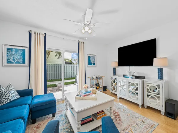 $2,700 | 1989 Northeast 15th Avenue, Unit 1989, Fort Lauderdale, FL 33305