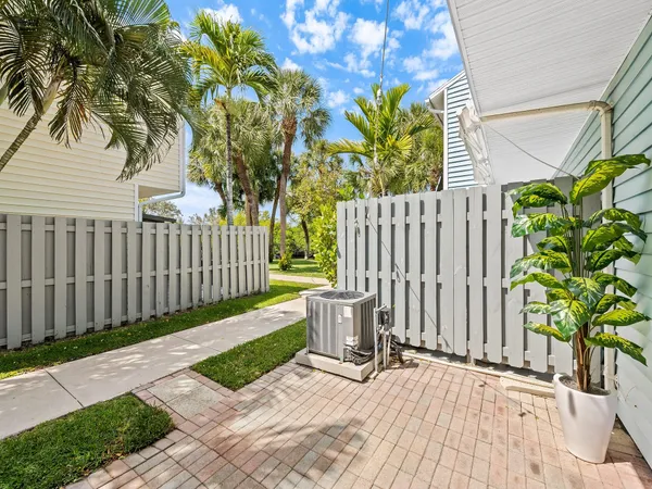 $2,700 | 1989 Northeast 15th Avenue, Unit 1989, Fort Lauderdale, FL 33305