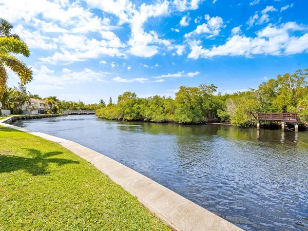 $2,700 | 1989 Northeast 15th Avenue, Unit 1989, Fort Lauderdale, FL 33305
