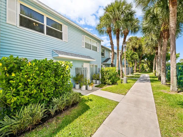 $2,700 | 1989 Northeast 15th Avenue, Unit 1989, Fort Lauderdale, FL 33305