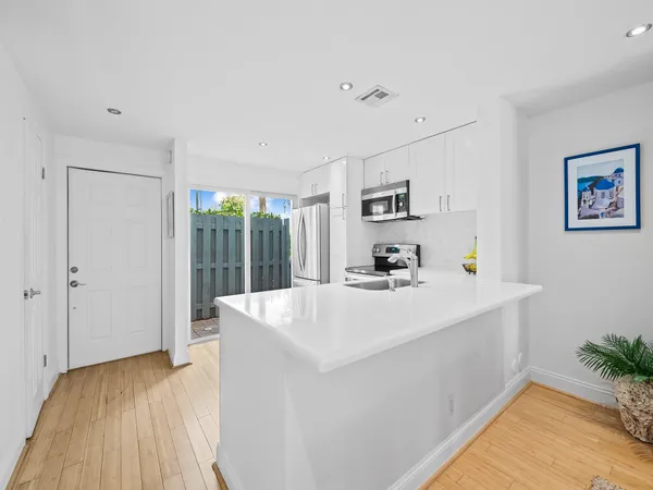 $2,700 | 1989 Northeast 15th Avenue, Unit 1989, Fort Lauderdale, FL 33305