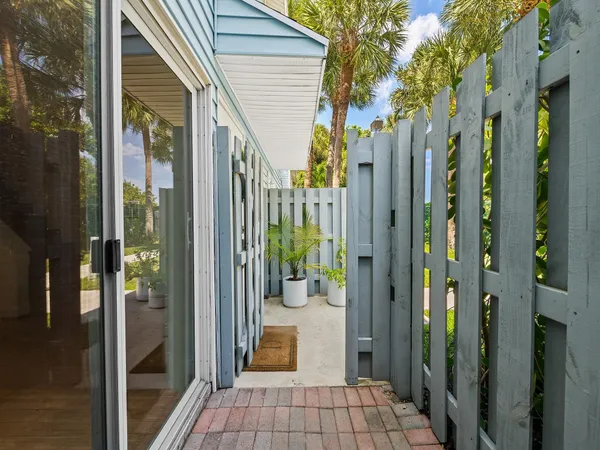 $2,700 | 1989 Northeast 15th Avenue, Unit 1989, Fort Lauderdale, FL 33305