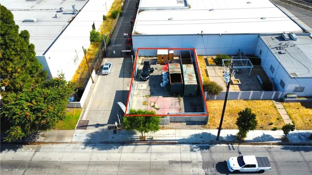 a view of an outdoor space