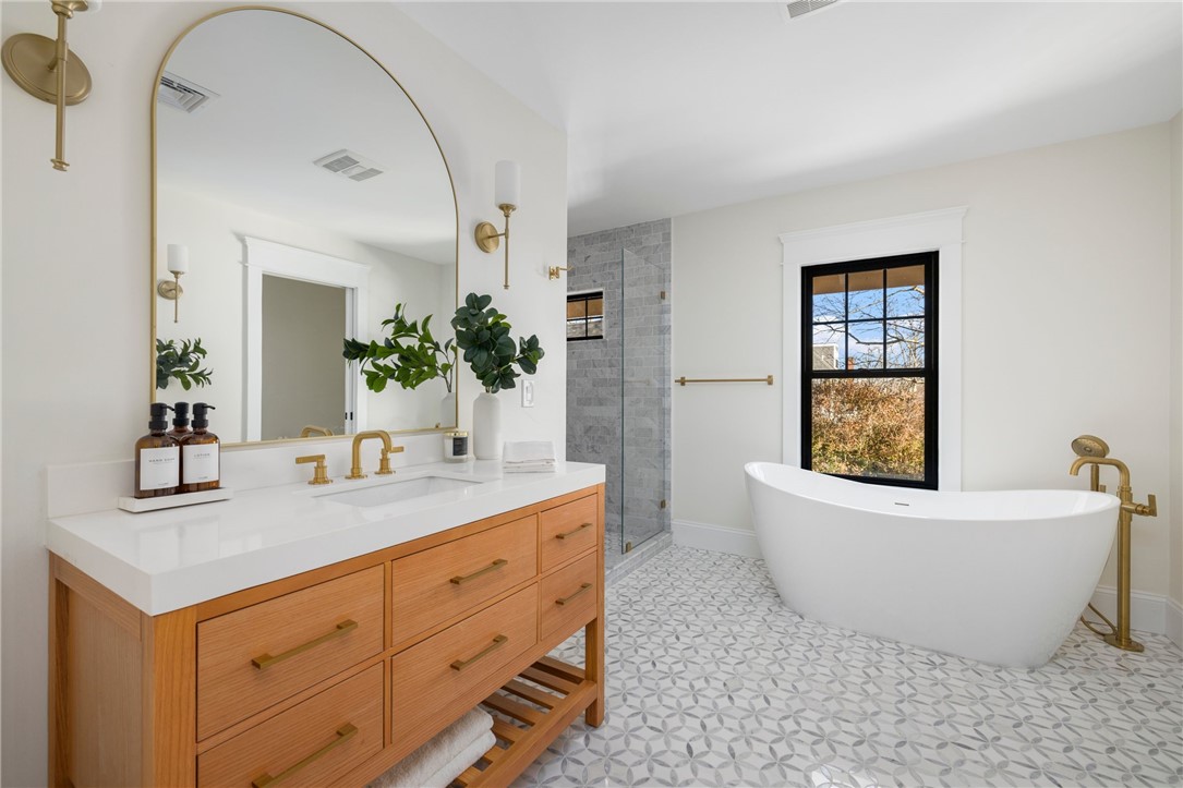 14 Kay Boulevard Middletown, RI 02842 - Photo 28 of 50 Primary Ensuite Bath