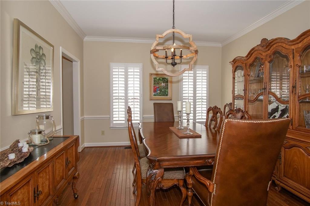 Beautiful dining room for entertaining!
