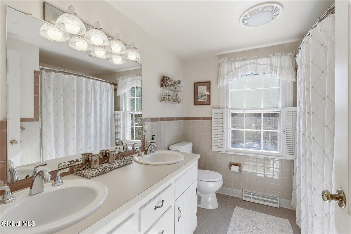 27 Wexford Road Bethlehem, NY 12054 - Photo 28 of 79 45-040_MW2_3890