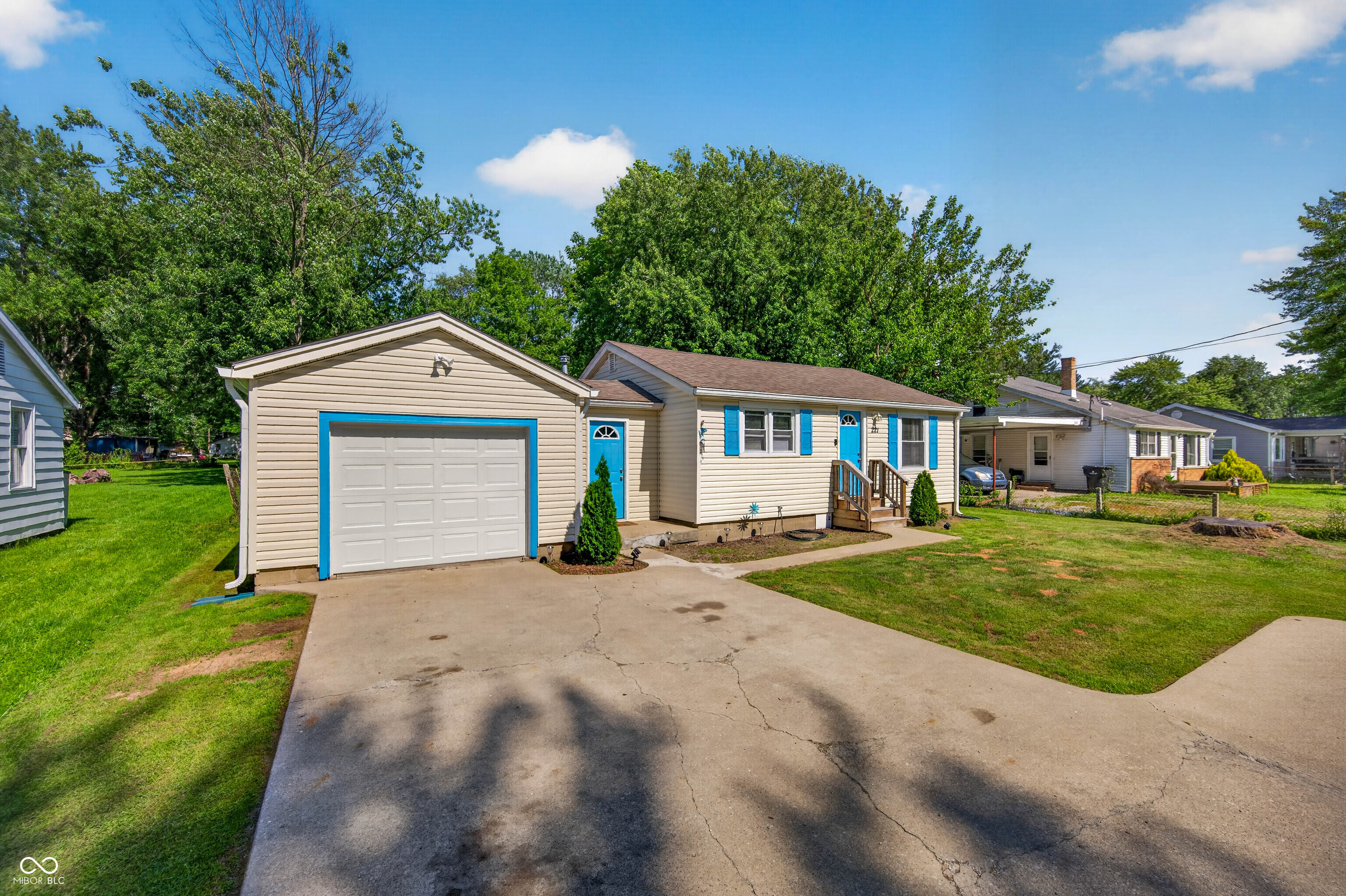221 Della Road Columbus, IN 47203 - Photo 3 of 58
