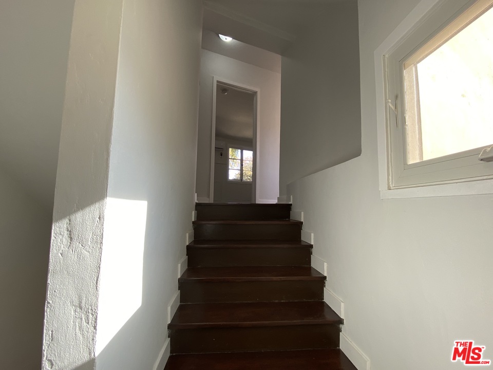 4247 9th Avenue Los Angeles, CA 90008 - Photo 26 of 45 a view of entryway