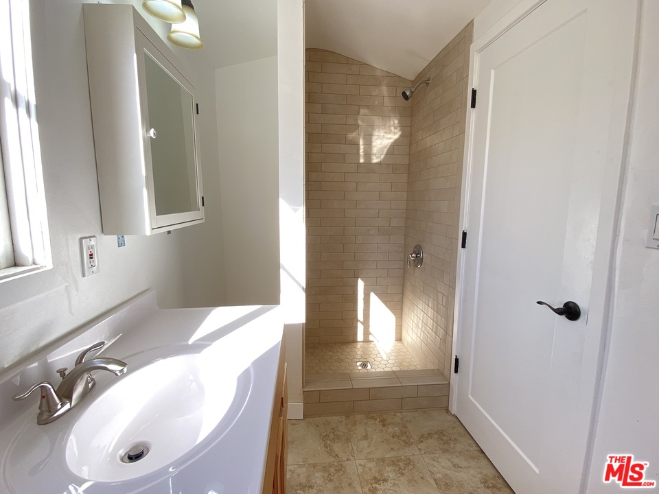 4247 9th Avenue Los Angeles, CA 90008 - Photo 33 of 45 a bathroom with a tub a sink and mirror