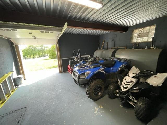 2149 Kingview Road Scottdale, PA 15683 - Photo 24 of 31 a living room with furniture