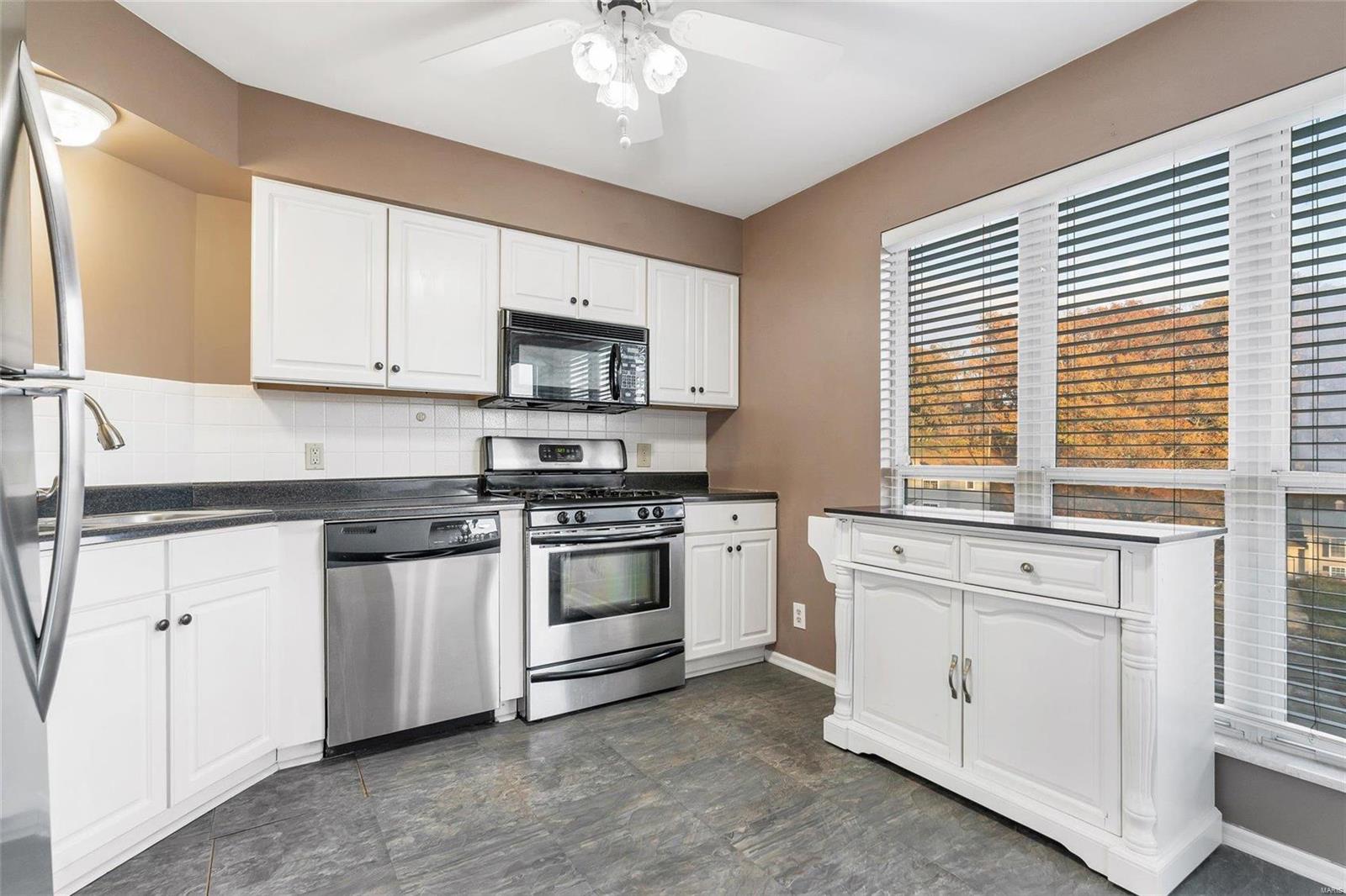 1450 Whispering Creek Drive Ballwin, MO 63021 - Photo 8 of 28