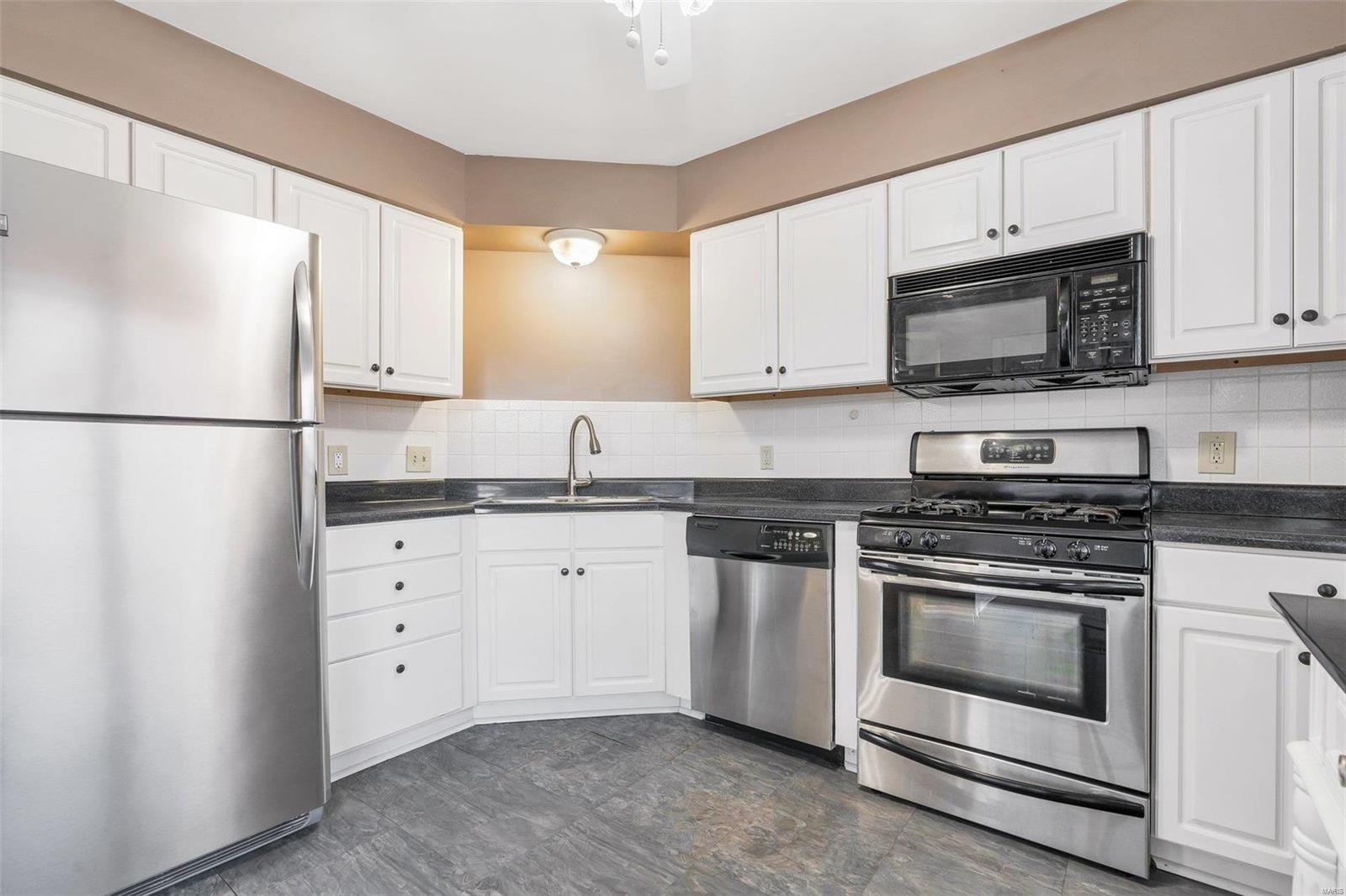 1450 Whispering Creek Drive Ballwin, MO 63021 - Photo 9 of 28