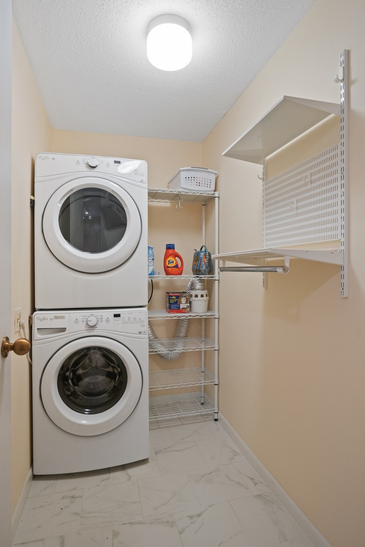 360 East Randolph Street, Unit 707 Chicago, IL 60601 - Photo 15 of 20 a utility room with dryer and washer