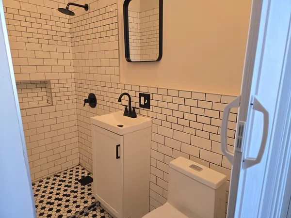 $1,900 | 2417 West Arthington Street, Unit 2, Chicago, IL 60612