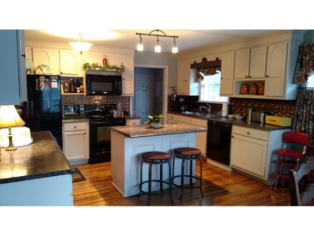 750 Colonial Road Southwest Abingdon, VA 24210 - Photo 4 of 16 Photo 4