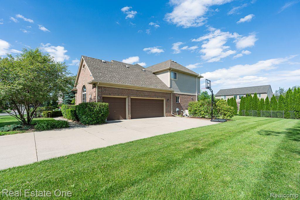 985 Monterey Ln. Rochester Hills, MI 48307 - Photo 3 of 54