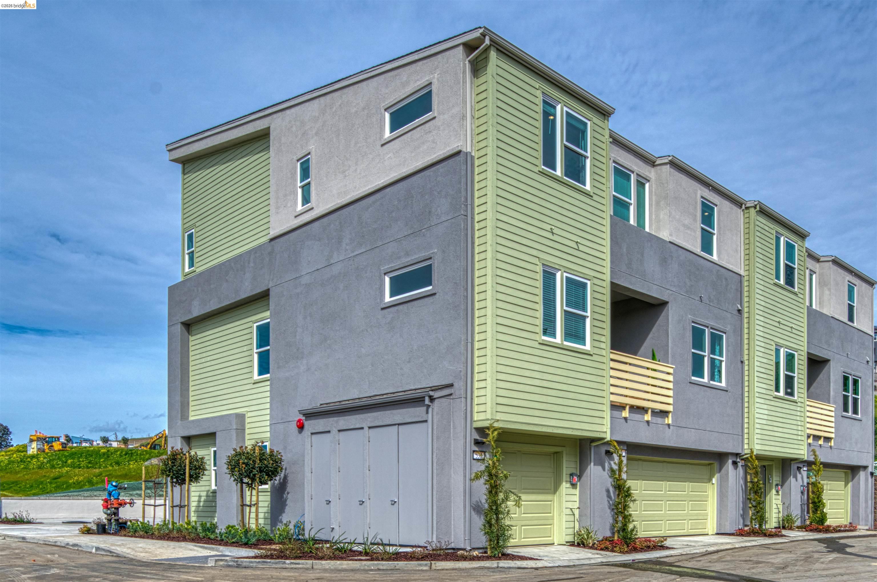 28951 Parkridge Loop, Unit 87 Hayward, CA 94544 - Photo 2 of 23 a front view of a house with a road