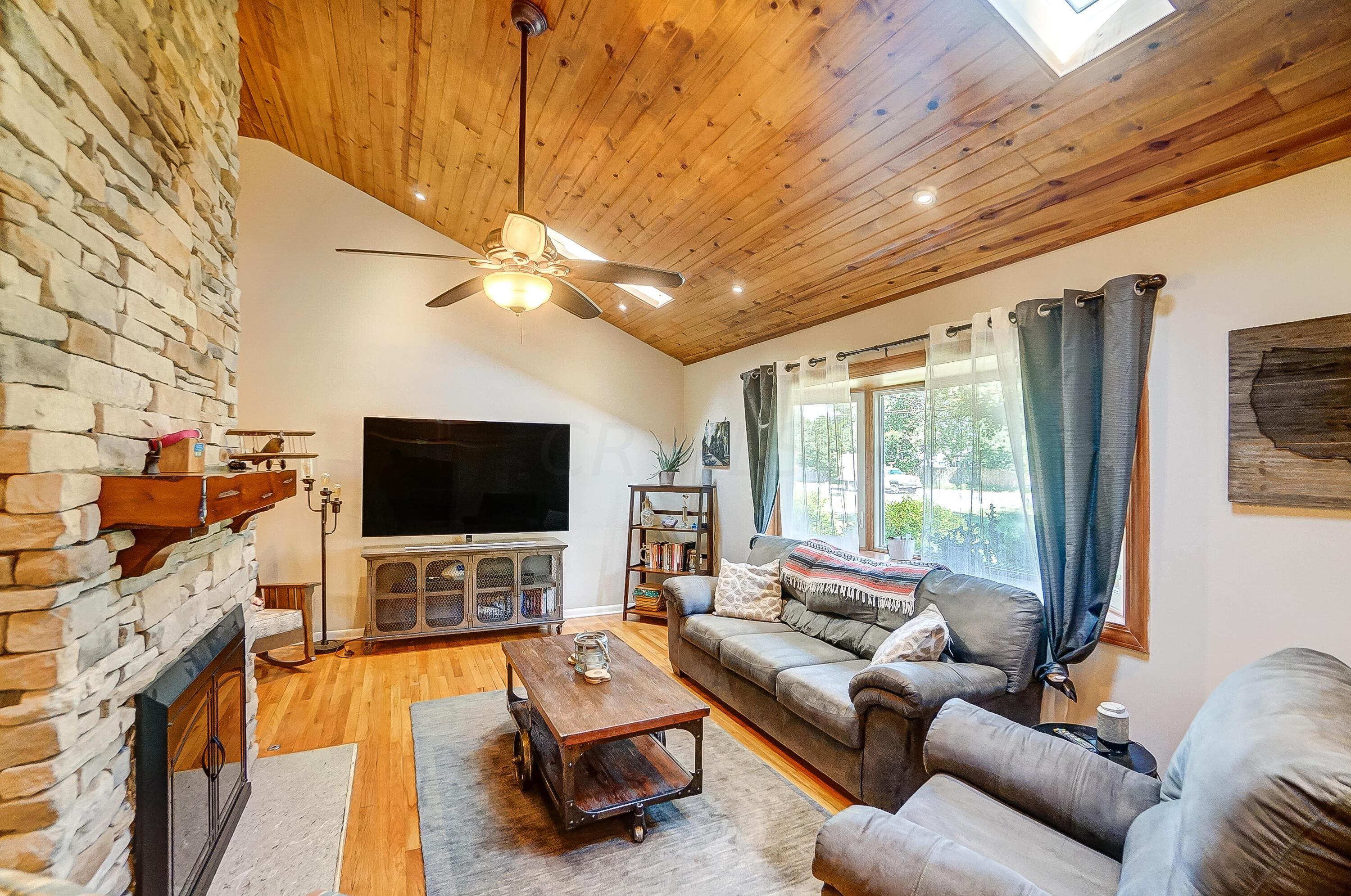 5979 Renner Road Columbus, OH 43228 - Photo 10 of 52 LIving room