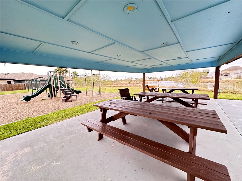 2106 Brook Lane Kingsville, TX 78363 - Photo 37 of 38 a view of a patio with a table and chairs