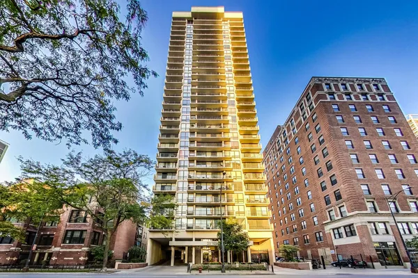 $389,000 | 3150 North Sheridan Road, Unit 2A, Chicago, IL 60657